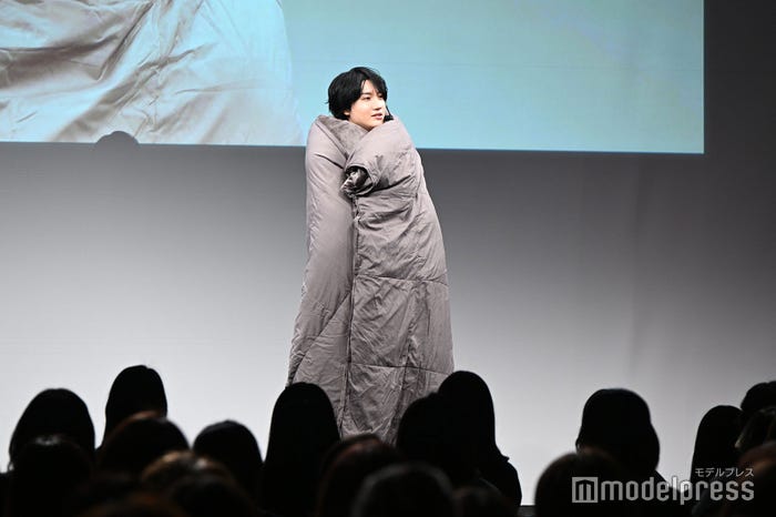 毛布に包まる桜田通(C)モデルプレス