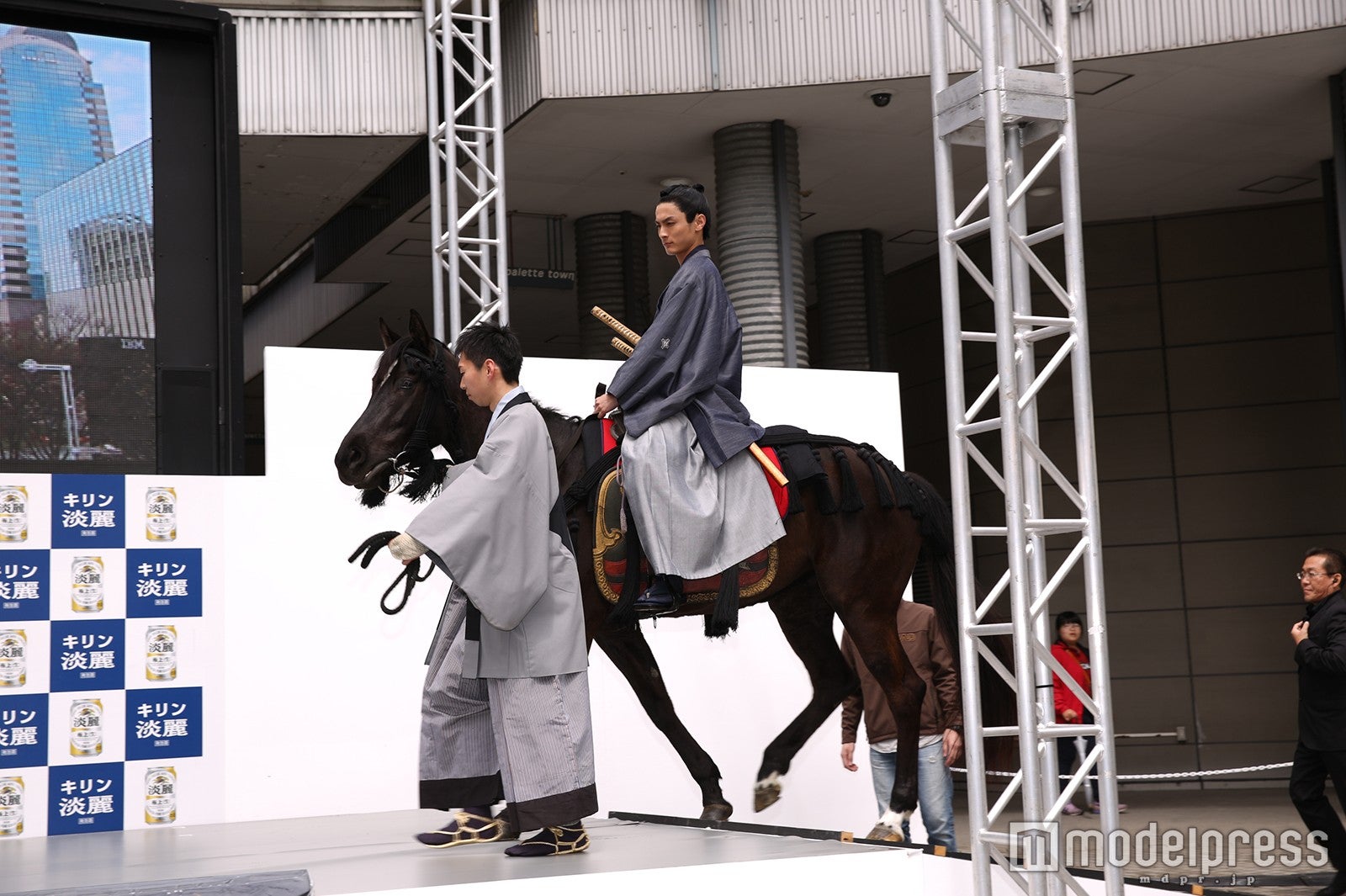 “現代に舞い降りた侍”高良健吾、撮影では街中を馬で駆け抜けるシーンも