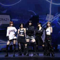 LE SSERAFIM/(左からKIM CHAEWON、HONG EUNCHAE、HUH YUNJIN、KAZUHA、SAKURA(P)&(C) SOURCE MUSIC