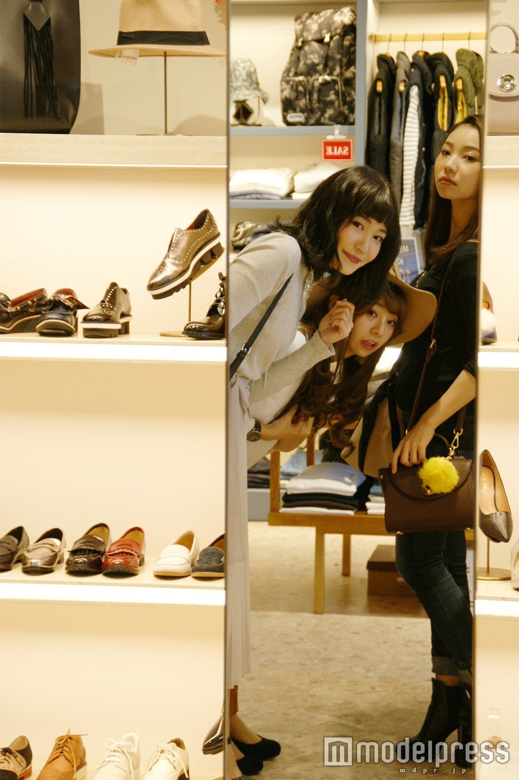 素材は雨の日も気にせず使えるのが嬉しいフェイクレザー（C）モデルプレス