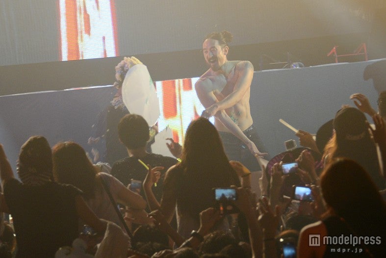 観客にケーキを投げたスティーヴ・アオキ