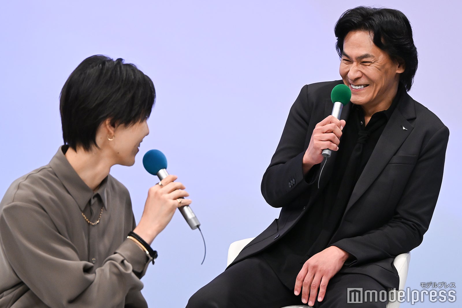 笑い合う堀夏喜＆高杉亘（C）モデルプレス