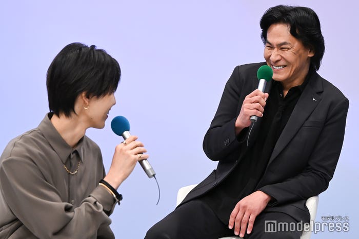 笑い合う堀夏喜&高杉亘(C)モデルプレス