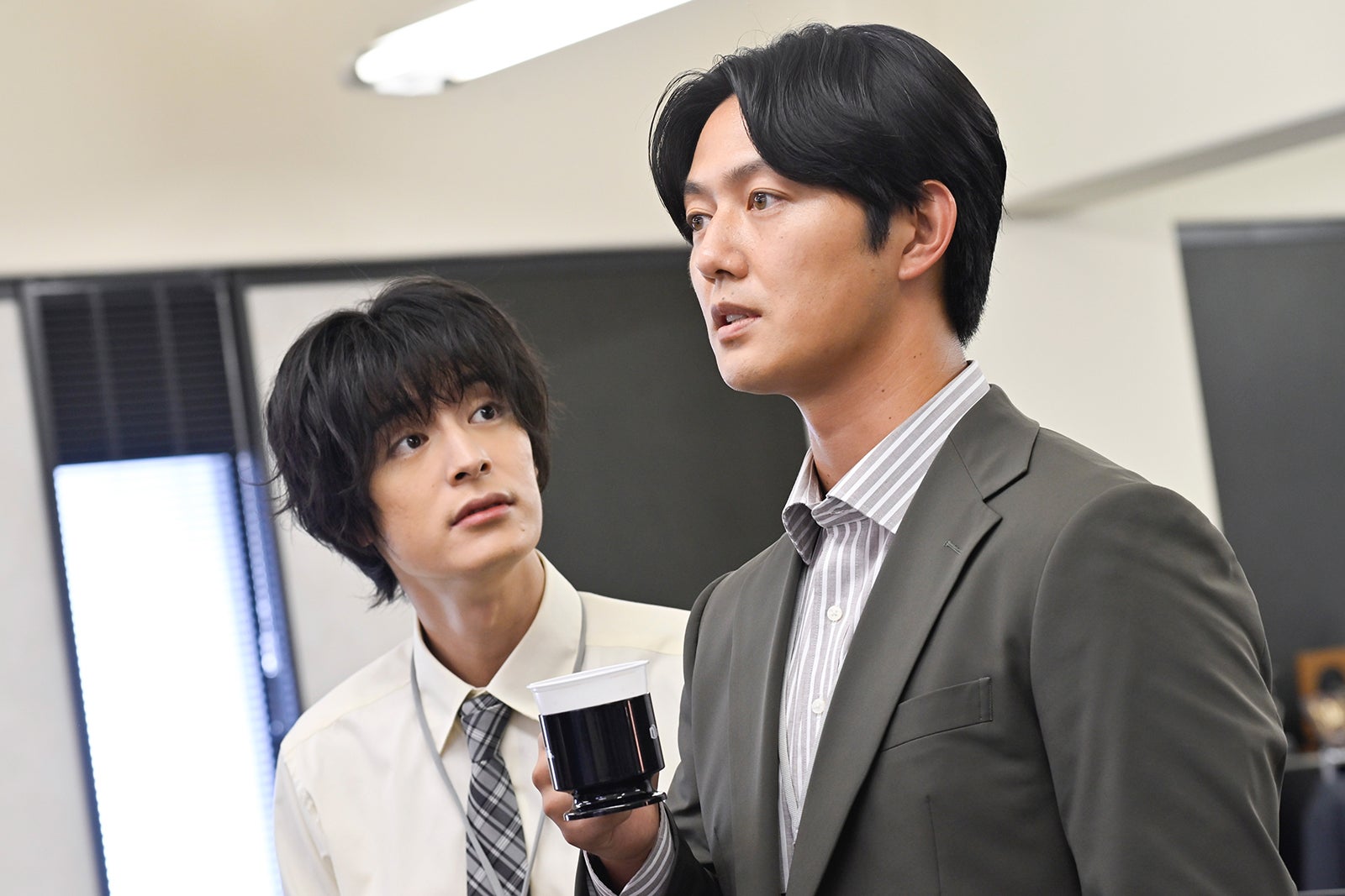 塩野瑛久、工藤阿須加「無能の鷹」第4話（C）テレビ朝日