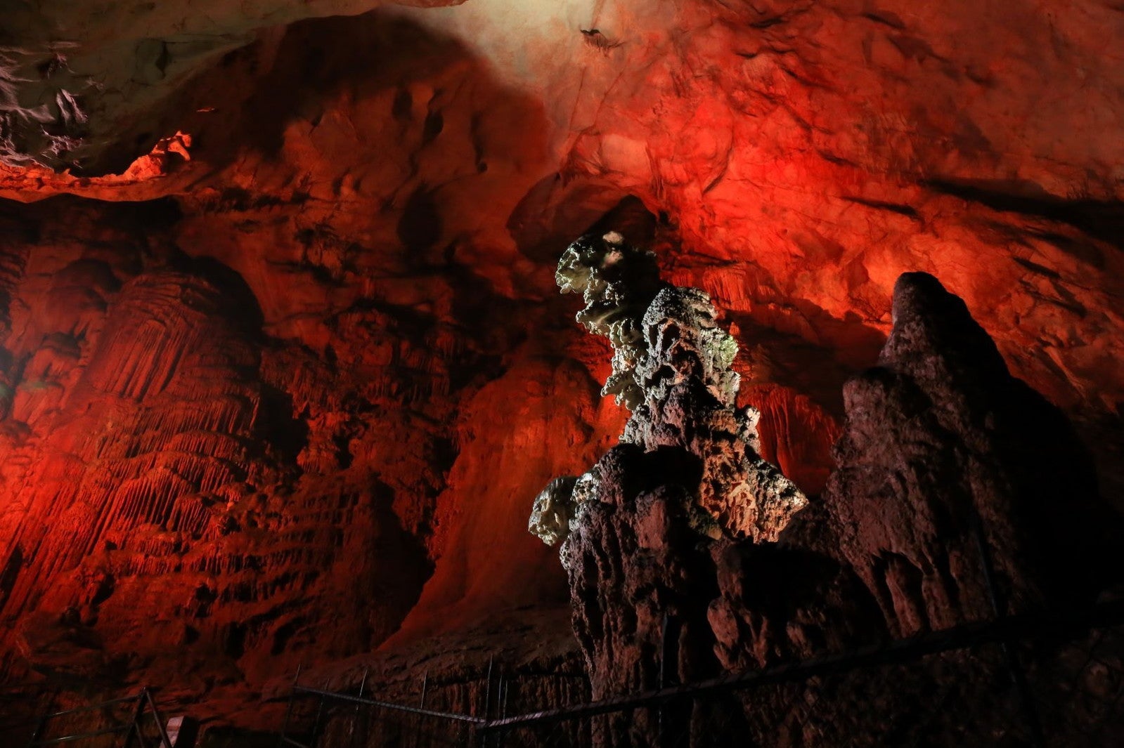 山口の観光名所「秋芳洞」でライトアップイベント、カラー照明で