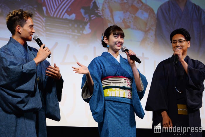 (左から)市原隼人、早見あかり、山下健二郎(C)モデルプレス