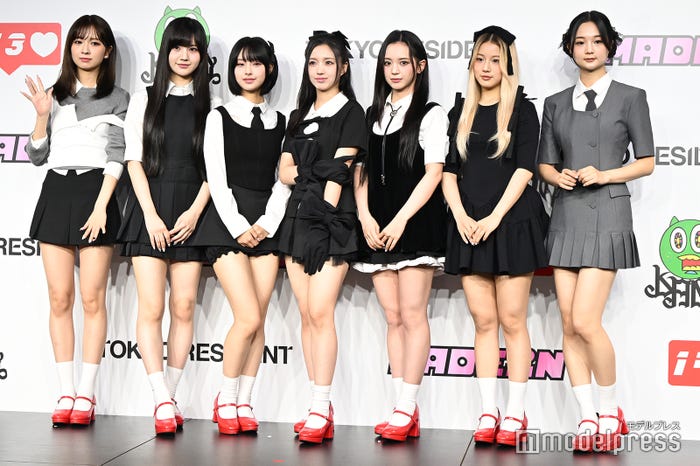 MADEIN(左から)ミユ、セリナ、ナゴミ、イェソ、マシロ、スヘ、ガウン(C)モデルプレス