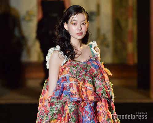 なこなこカップル・なごみ、キャミドレスで胸元大胆披露 オレンジメイクが可愛い<BISHU COLLECTION>
