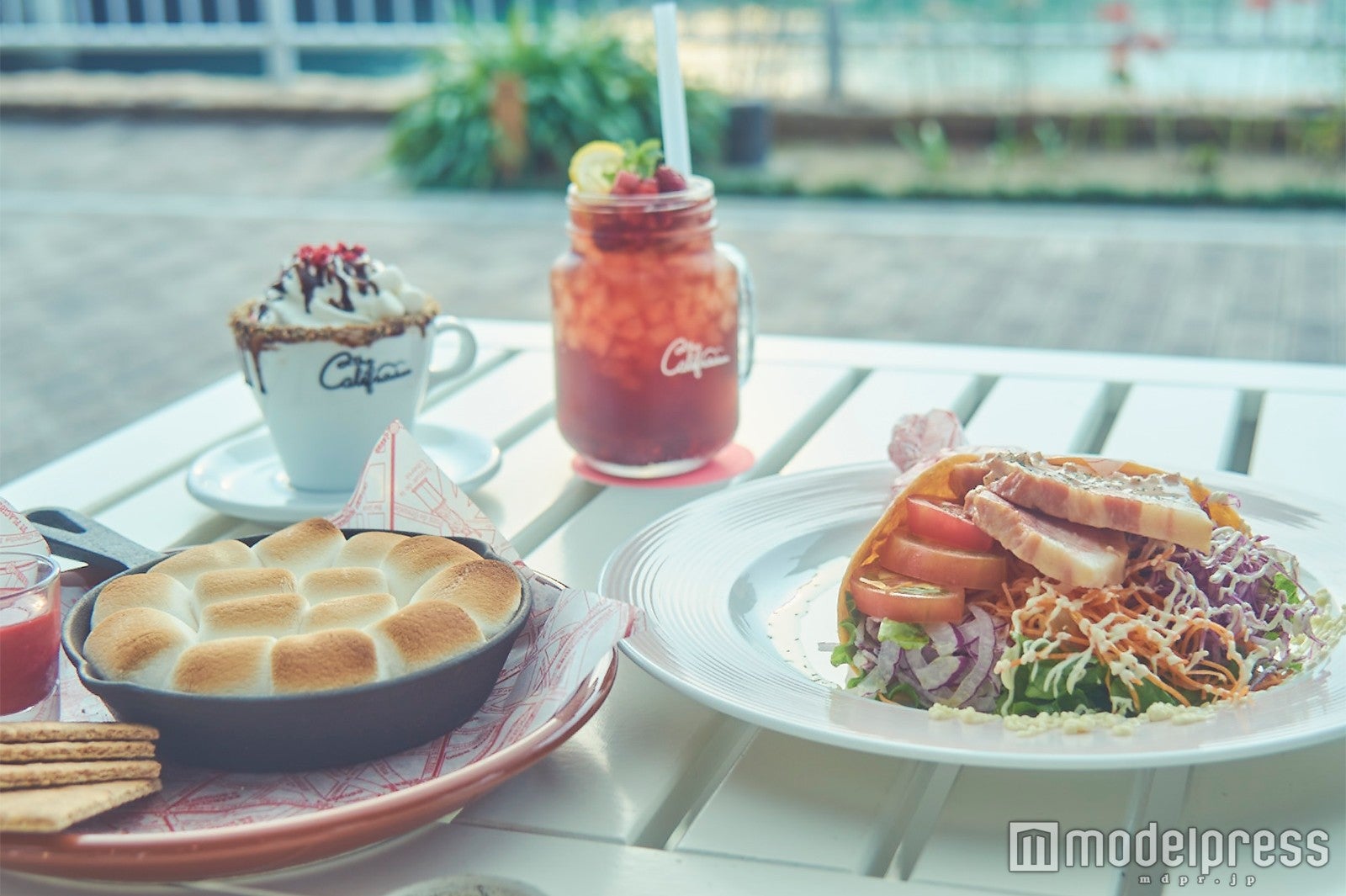 厚切りベーコン、レタス、トマトを花束に見立て包んだブリトー「BLTフラワーブーケ」＆熱々マシュマロとラズベリーソースの「スキレットスモア」が人気（C）モデルプレス