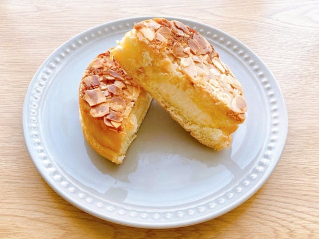 アーモンドフロランタン!?なクリームパンはアーモンドの香ばしさとクリームのマッチして最高。