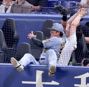 阪神 前川右京に“珍事” ファウルグラウンドを追ってボタンがネットに引っかかる→ファンに外してもらう場面が