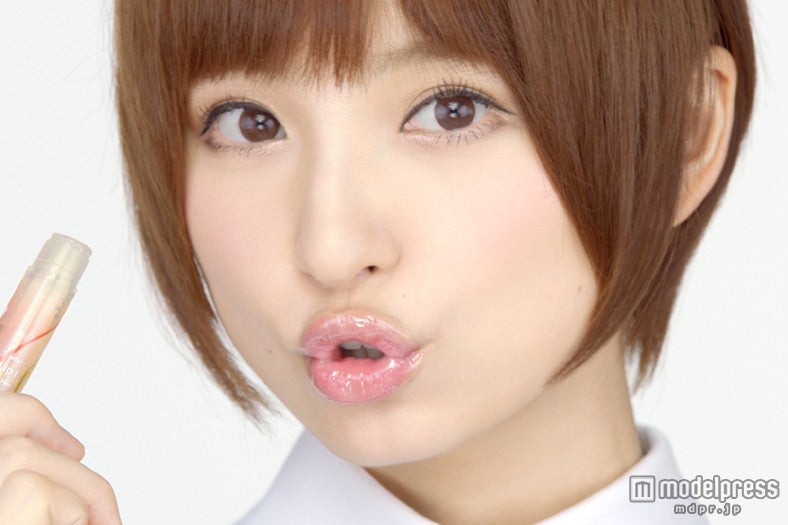 メンソレータム「リップフォンデュ」のイメージキャラクターに起用された篠田麻里子／新CM「メンソレータムマリコ」篇より