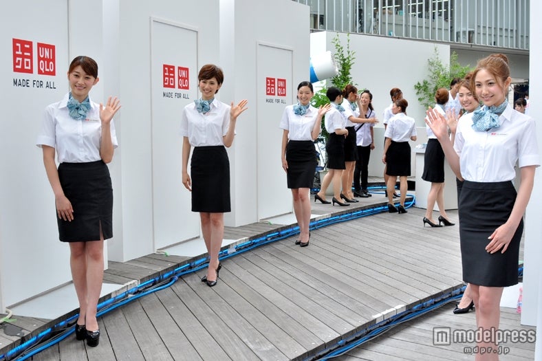 原幹恵（左）とモデルガールズ