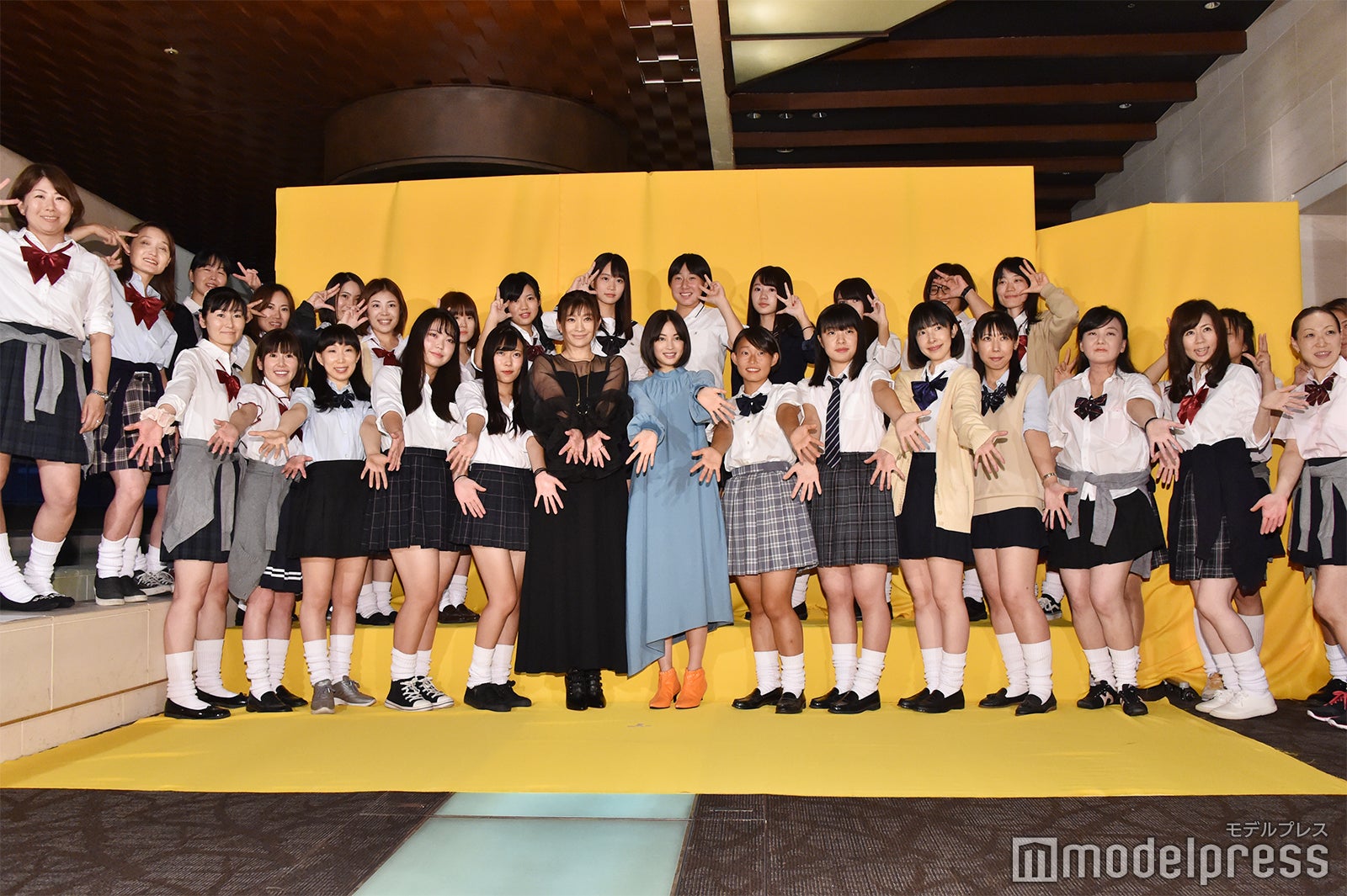 篠原涼子＆広瀬すず“コギャル制服女子”と記念撮影 （C）モデルプレス