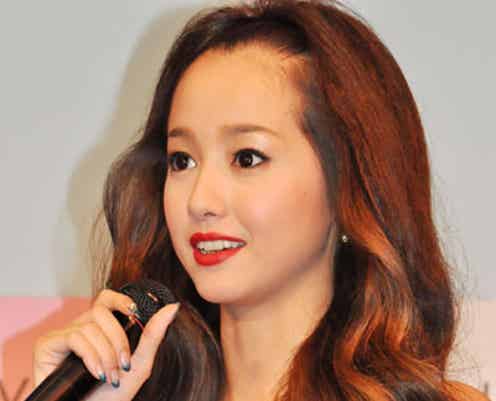 沢尻エリカ、純白ワンピで”聖女”に変身 マレーシア旅行の裏話を語る