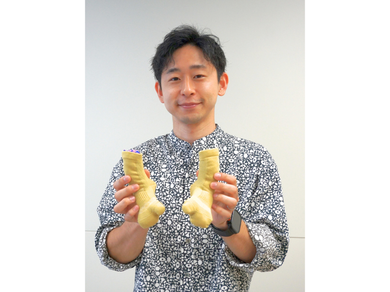 ダウン症児の足元を支える靴下「たびまるアーチ」 理学療法士・田中寛人さんが開発