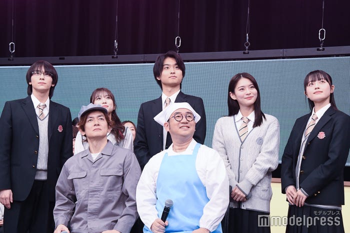 未来を見据える山下幸輝、矢吹奈子、奥平大兼、永瀬莉子、上坂樹里(前列)なすなかにし(C)モデルプレス