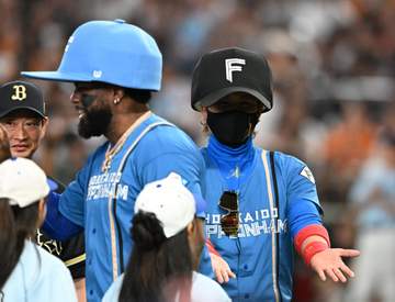 日本ハム・新庄監督が特大帽子で登場 度肝抜くシーンに東京ドームが騒然 金色ノックバットに続いてファン沸かす レイエスまで特大帽子