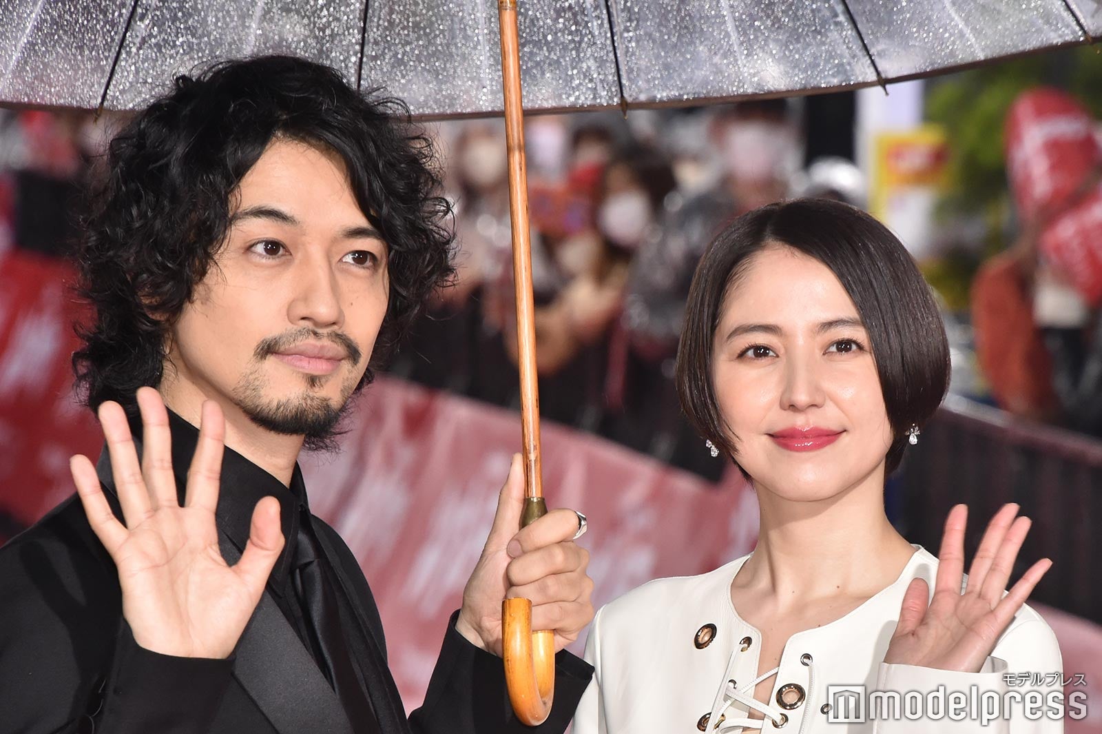 斎藤工＆長澤まさみ、“相合い傘”でレッドカーペット登場 映画完成に「言葉にならない」＜シン・ウルトラマン＞