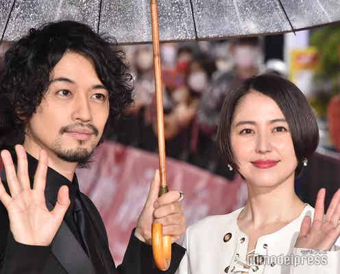 斎藤工&長澤まさみ、“相合い傘”でレッドカーペット登場 映画完成に「言葉にならない」<シン・ウルトラマン>