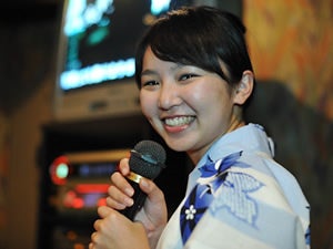 カラオケが苦手な人の乗り切り方 オハコを1曲だけ持つ 雑用係に徹する モデルプレス