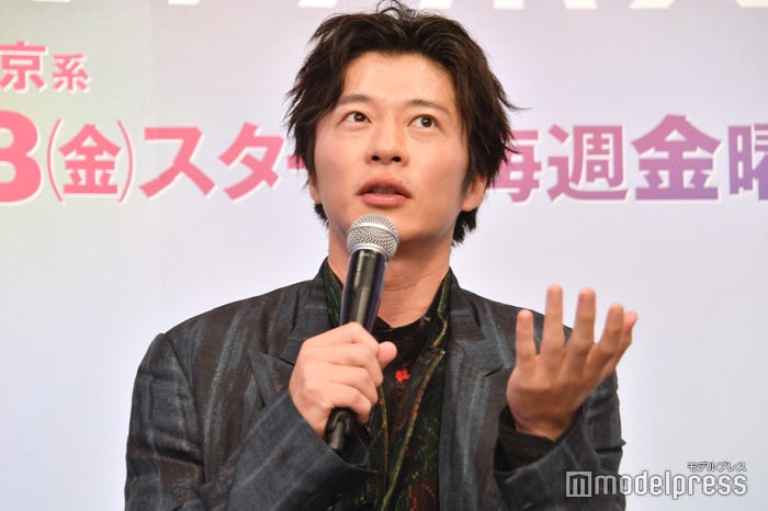 いっぱい手紙をもらう田中圭(C)モデルプレス