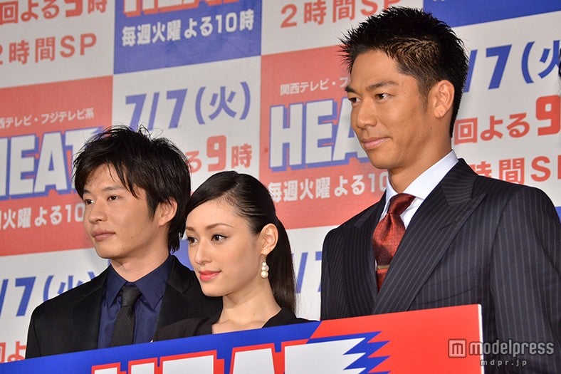 左より：田中圭、AKIRA、栗山千明