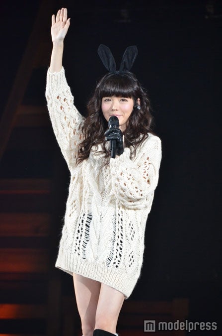 MilkyBunny（益若つばさ）、キュートなニットミニワンピで新曲初披露