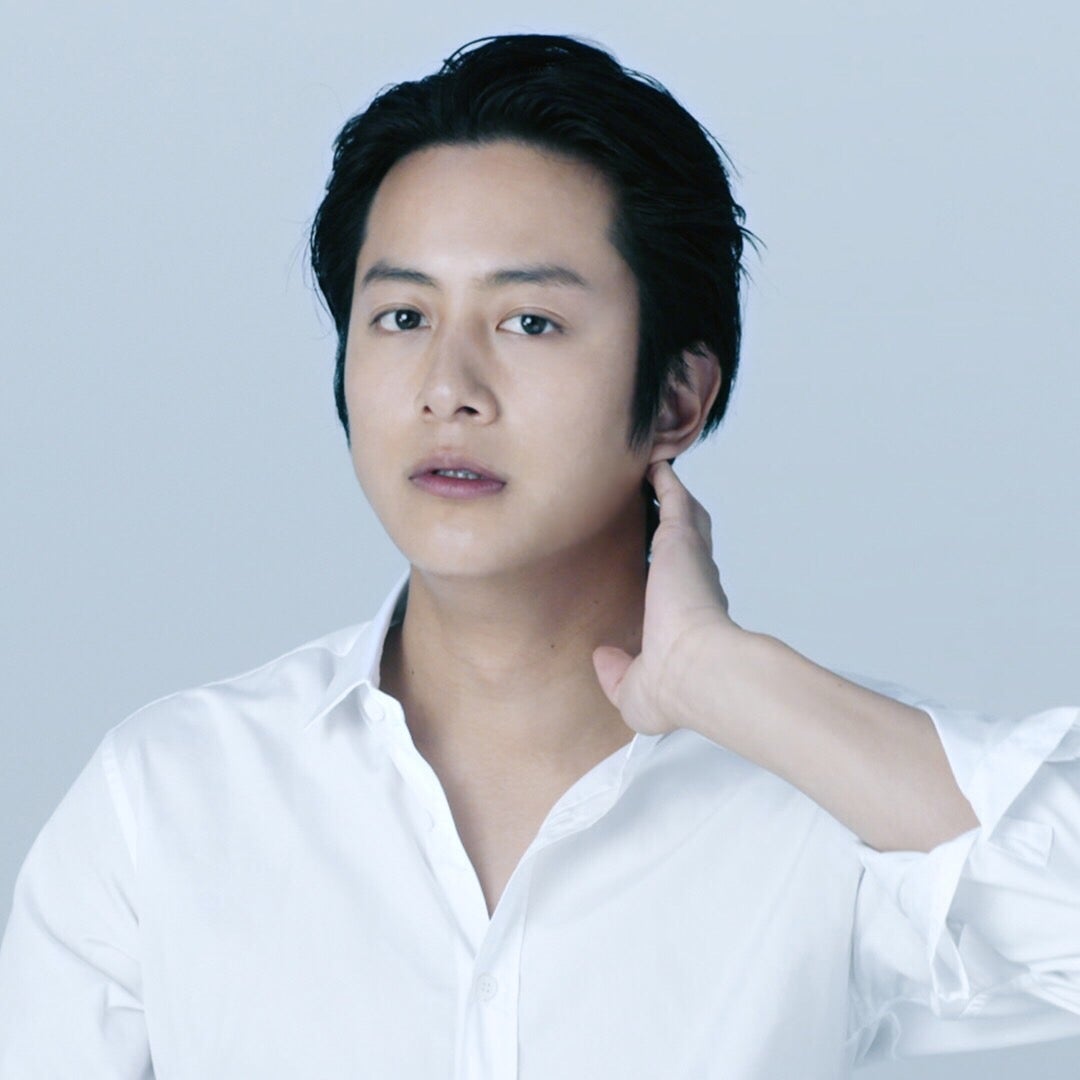 普段の溝端淳平。メイクでまるで別人に