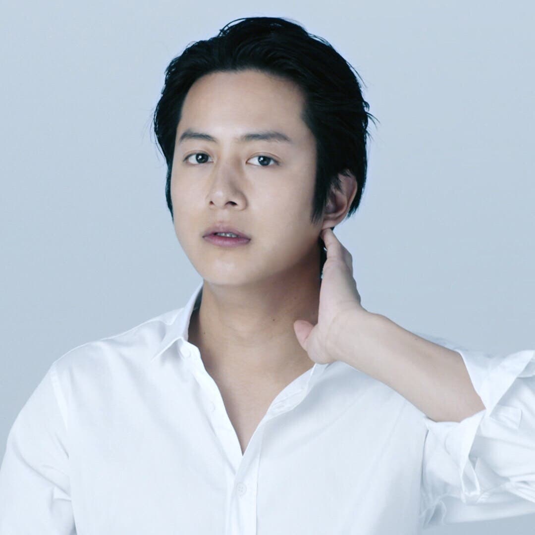 普段の溝端淳平。メイクでまるで別人に