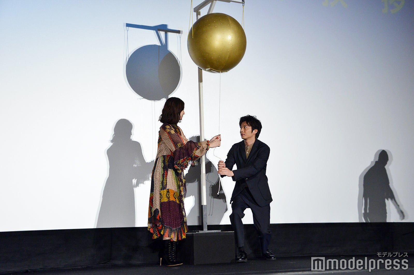 北川景子の様子をうかがう田中圭（C）モデルプレス