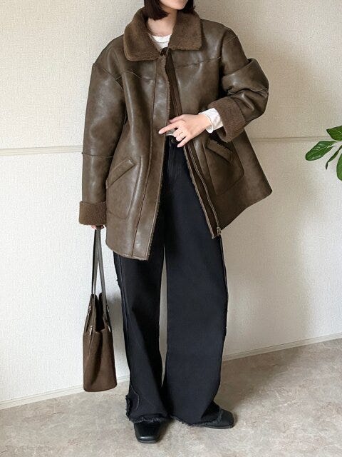 ウィメンズフレイサイドワイドデニムパンツとムートンジャケットコーデ