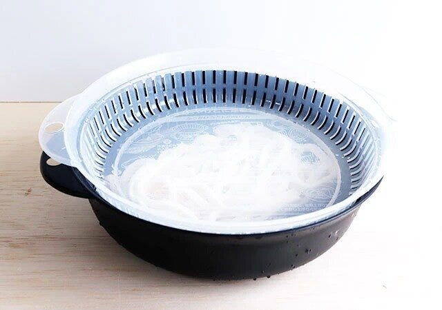 セリアの冷凍うどん用の電子レンジ調理器でうどんを調理