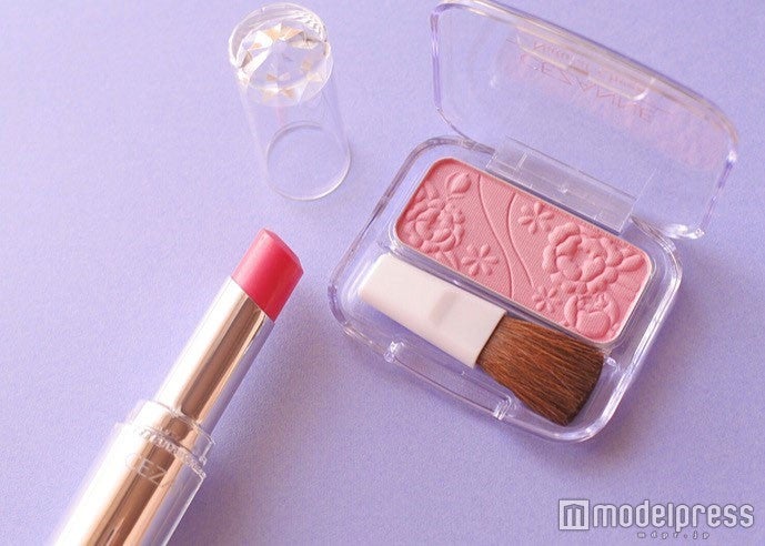 チーク＆リップはシアーなピンクをチョイス／写真・MAKO（C）モデルプレス