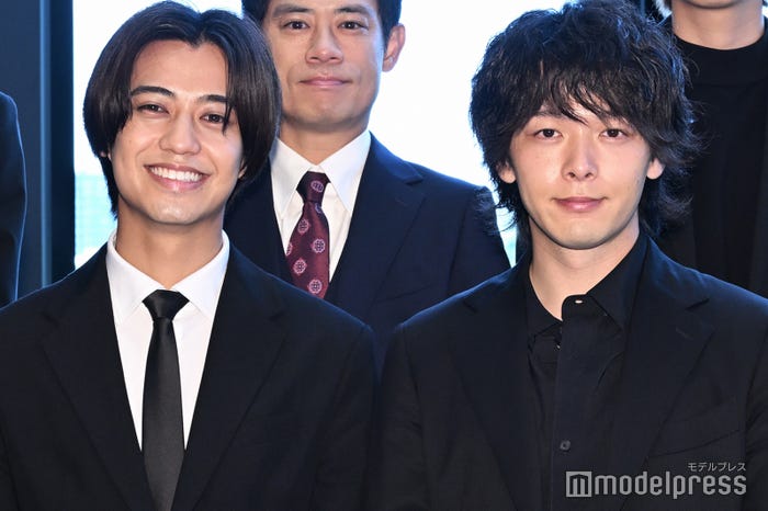 バディ感が日に日にマシマシバリ硬になっている高橋海人、中村倫也(C)モデルプレス