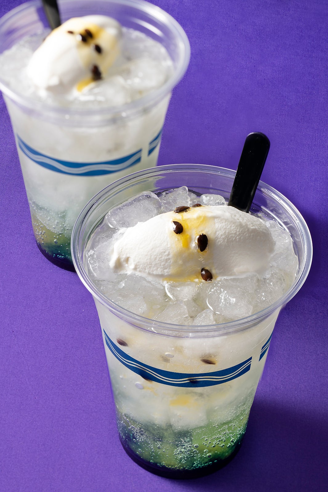 ワインカクテル（カシス＆パッションフルーツ）1個680円／販売店舗「カフェ・ポルトフィーノ」 （C）Disney