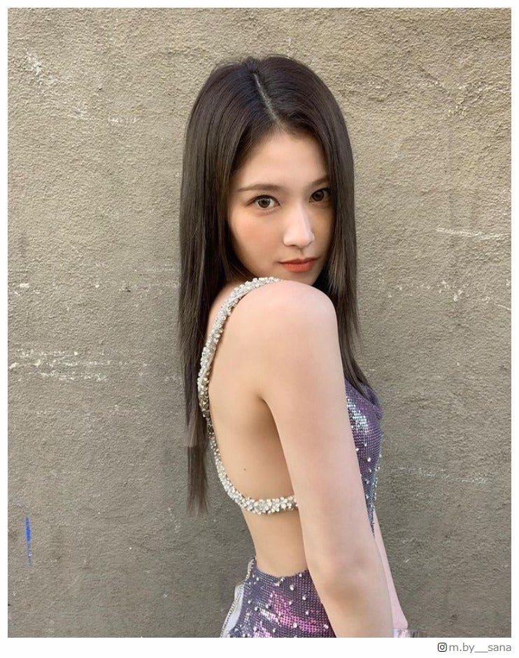 TWICEサナ、美背中披露セクシーショットに絶賛の声