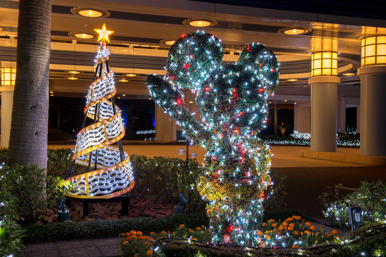 ディズニーアンバサダーホテルのイルミネーション（C）Disney