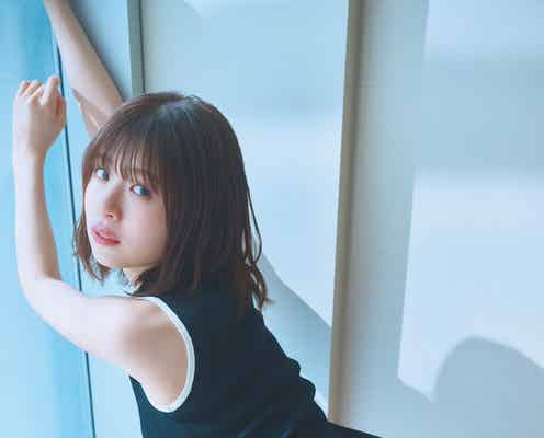 日向坂46松田好花、ボディライン際立つ黒ワンピ姿のバックショット 1st写真集先行カット第2弾解禁