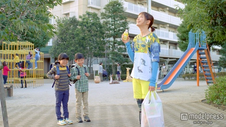 本田翼／「C1000」の新テレビCM「コンビニ」篇より