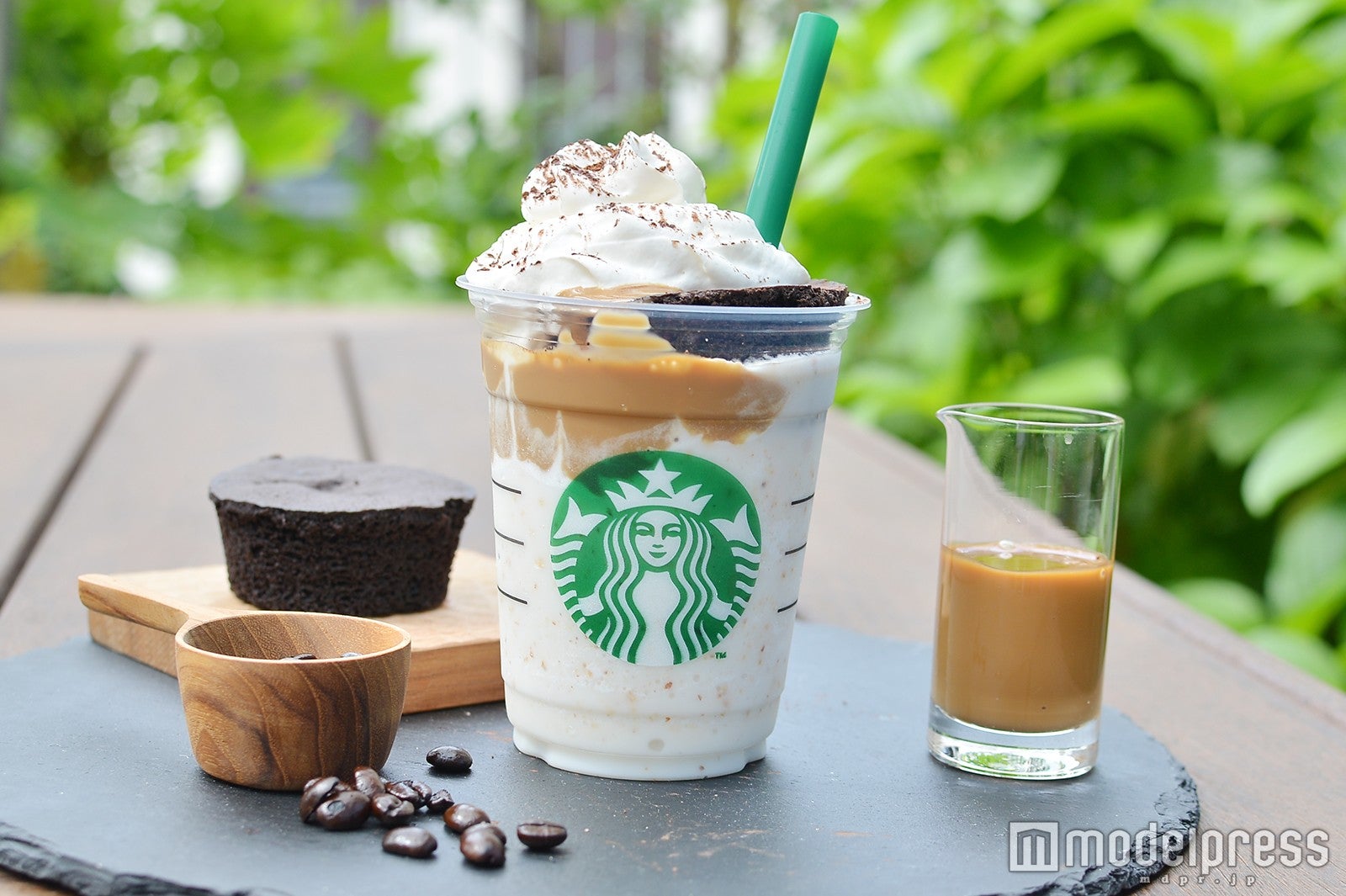 スタバ新作フラペチーノが贅沢すぎる チョコレートケーキが織りなすハーモニーに夢中 試食レポ モデルプレス