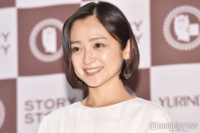 安達祐実 ブルーヘアに大胆イメチェン 綺麗 ブルーも似合う と反響 モデルプレス