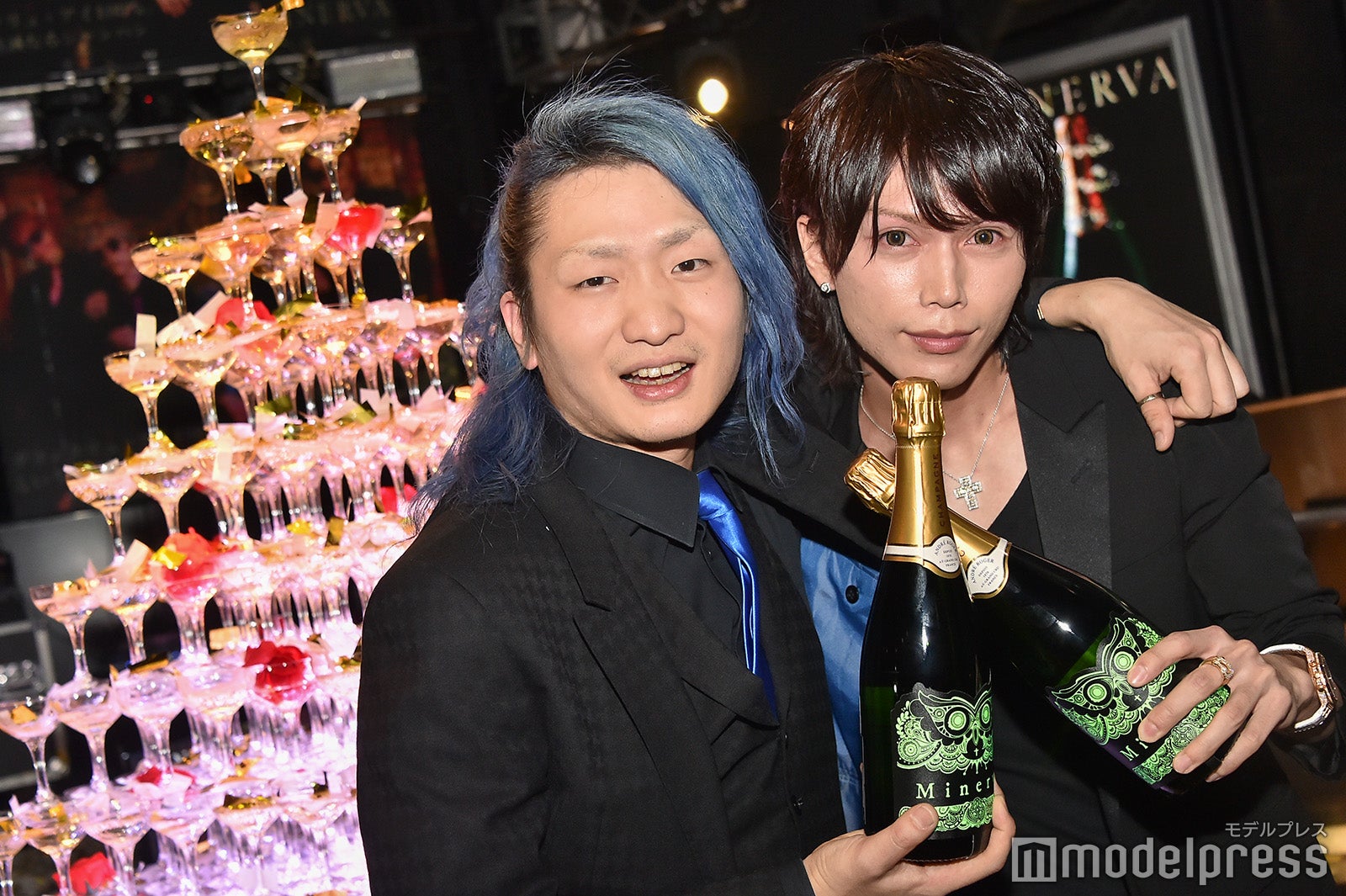 （左から）DJ社長、愛夢路澪（C）モデルプレス