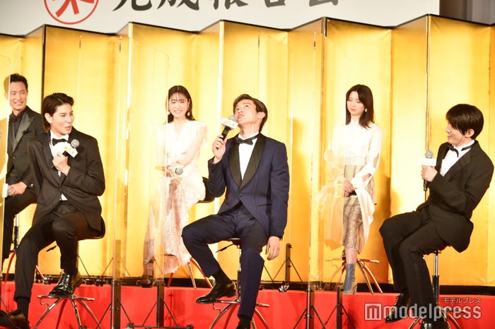 向井康二が星空を眺めていた姿を再現する目黒蓮。それを隣で爆笑するラウール(C)モデルプレス