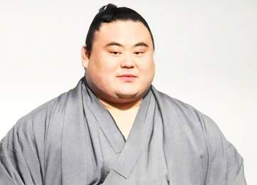 大相撲 パリ公演で「おにぎり君がクロワッサン食っとる」隆の勝×クロワッサンに大反響「最高のおにぎりスマイル」「縁起良さそう」