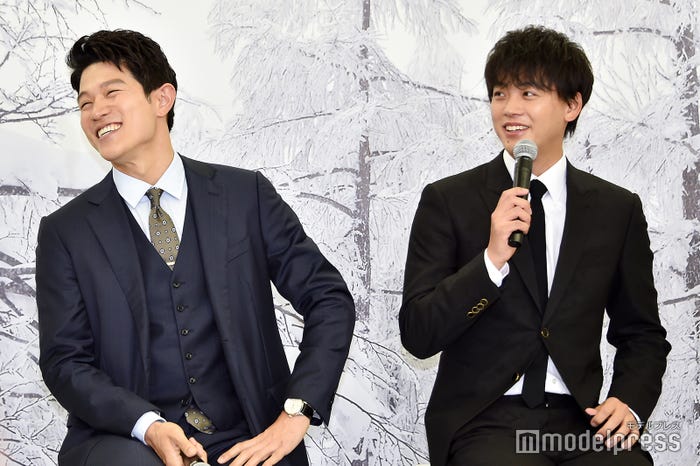 鈴木亮平、竹内涼真(C)モデルプレス