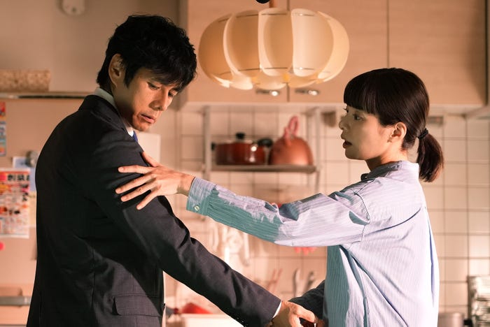 西島秀俊、桜井ユキ/「真犯人フラグ」第7話より(C)日本テレビ