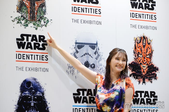 「ボバ・フェット」のイラストを指さす市川紗椰 (C)モデルプレス