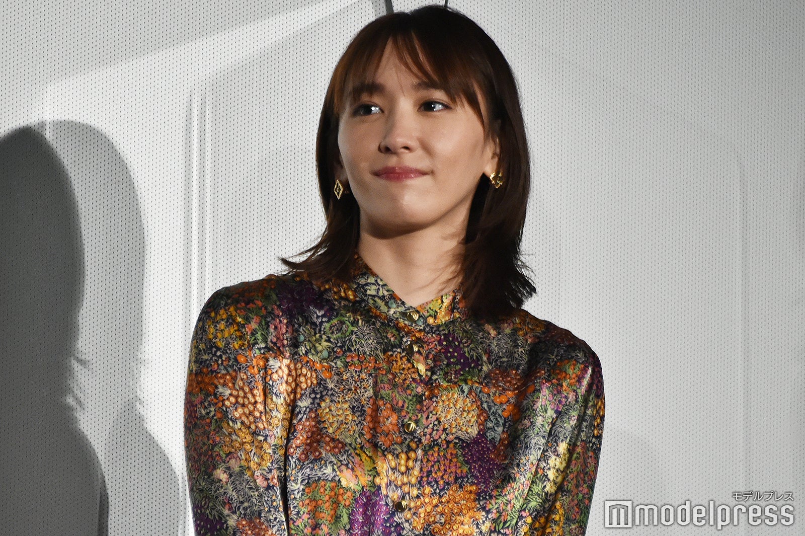 瞳を潤ませる新垣結衣（C）モデルプレス