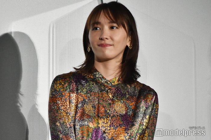 瞳を潤ませる新垣結衣(C)モデルプレス